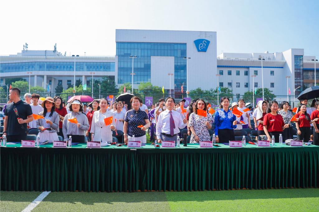 25 Teachers and Students of Jiangtai Road Campus sing 